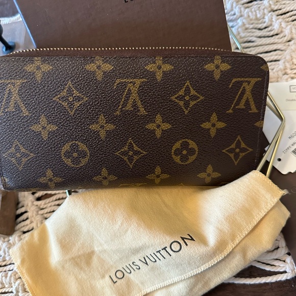 Louis Vuitton Zippy Monogram Wallet with Box, Dustbag, and Tags - Picture 4 of 10